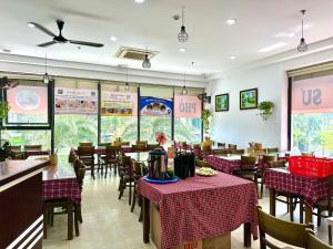 ein Restaurant mit Tischen und Stühlen in einem Raum in der Unterkunft Walking Lake, Pool, Gym, Tennis & Volleyball Yard Delux Studio Apt in Hanoi
