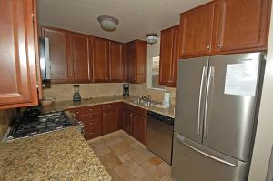 Dapur atau dapur kecil di 2078 Traverse Court home