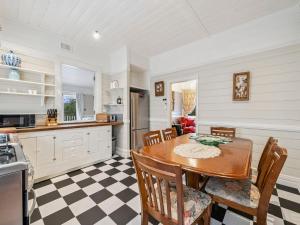 une cuisine et une salle à manger avec une table et des chaises dans l'établissement Broughton Cottage, à Katoomba 9 autres photos