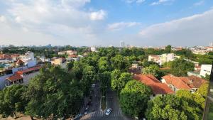 een luchtzicht op een stad met bomen en gebouwen bij Ivy Luxury Hotel Ha Noi in Hanoi