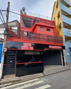 un bâtiment avec un motel se trouve maintenant dans une rue dans l'établissement Hotel novo bis, à São Paulo