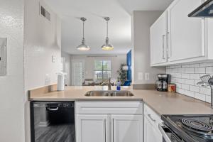 Kuchyň nebo kuchyňský kout v ubytování Modern 2BR near Downtown Pool, Gym, Free Parking