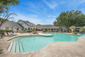 Bazén v ubytování Modern 2BR near Downtown Pool, Gym, Free Parking nebo v jeho okolí