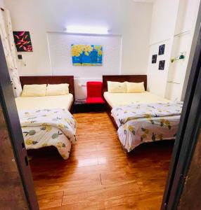 a room with two beds in a room at Hoa dalathouse in Da Thanh