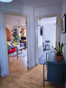 una sala de estar con una puerta que da a una sala de estar. en Bright Double Room in Leith - Near Tram & Shore, en Edimburgo