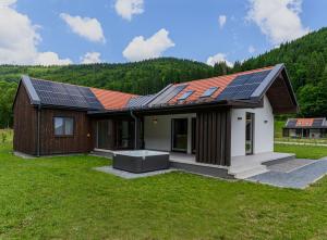 Sub CetateEskaperdo Resort的屋顶装有太阳能电池板的房子