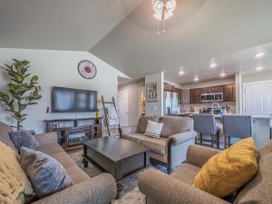 Et tv og/eller underholdning på Modern Hills Home-Hot Tub