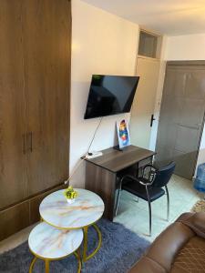 Μια τηλεόραση ή/και κέντρο ψυχαγωγίας στο Atlas and Alders