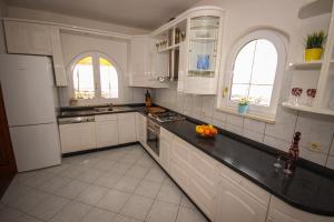 Kuchyň nebo kuchyňský kout v ubytování Apartmani Kristijan