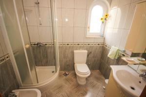 Koupelna v ubytování Apartmani Kristijan + 37 fotografií