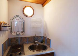 カステッルッツォにあるPanoramaのバスルーム(洗面台、壁掛け鏡付)