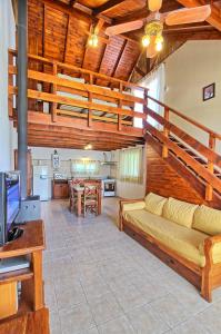 sala de estar amplia con sofá y cocina en Sonnen Haus, en Villa General Belgrano