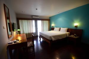 Giường trong phòng chung tại Sakorn Residence and Hotel