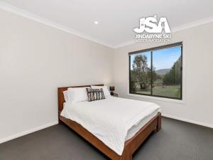 Un dormitorio blanco con una cama y una ventana. en Cherrywood Cottage - Pet Friendly, en Moonbah 4 fotos más