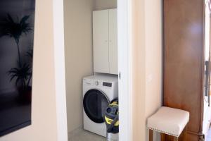 - Lavadora y secadora en una habitación en SimoArnoHome, en Cagliari