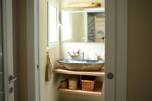 Un baño con un lavabo y un espejo. en SimoArnoHome, en Cagliari 36 fotos más