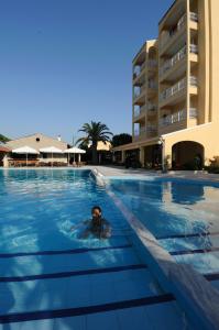 Bazén v ubytování Sunset Hotel nebo v jeho okolí