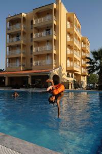 Bazén v ubytování Sunset Hotel nebo v jeho okolí