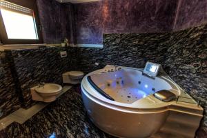 A bathroom at Compass Aparthotel