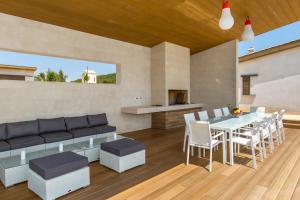 eine Küche und ein Esszimmer mit Tisch und Stühlen in der Unterkunft Villa Amalia in Zastražišće