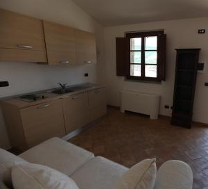 a living room with a couch and a kitchen at Agriturismo Tenuta Lapone in Orvieto