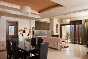 a dining room with a table with chairs and a dining room at Villa Spiti Louloudis in Spílion