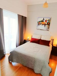 ein Schlafzimmer mit einem großen Bett mit roten Kissen in der Unterkunft Thissio Hideaway Suite in Athen