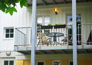 a balcony with a table and chairs on a house at Ferien-Wohnung am Menzer-Park in Neckargemünd