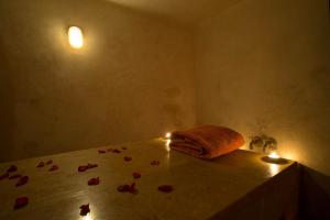 - une chambre avec une serviette sur une table éclairée dans l'établissement Villa amira et spa, à Marrakech