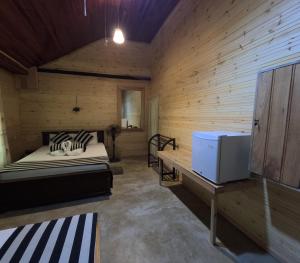 - une chambre avec un lit et un réfrigérateur dans l'établissement Green Garden Resort, à Habarana