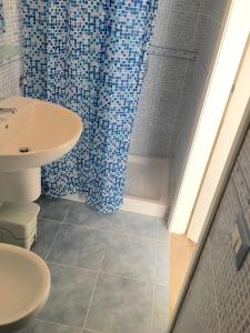アヴェトラーナにあるSunflowerのバスルーム(洗面台、トイレ、シャワー付)