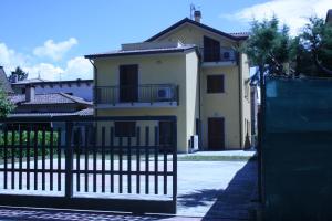 uma casa com um portão em frente em C'era Una Volta em Bastia Umbra