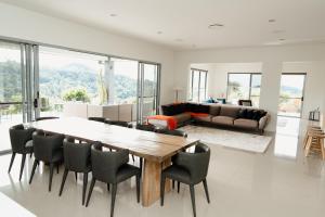 un salon avec une table, des chaises et un canapé dans l'établissement Potager House, à Carool