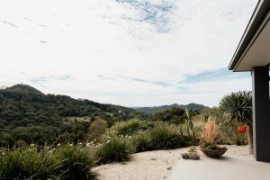 une vue sur les montagnes depuis une maison dans l'établissement Potager House, à Carool