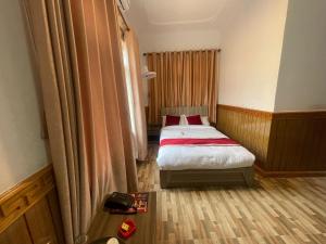 Rúm í herbergi á Hotel Jigmeling King