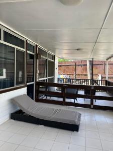 Furnished Modern Unit Great Location Labasa Jumanzuls Abode的阳台或露台