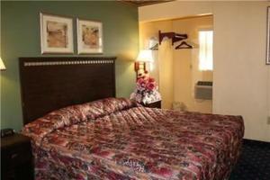 a bedroom with a bed in a hotel room at Plaza Travel Inn in Clewiston +6 photos
