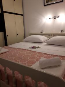 sypialnia z 2 łóżkami z kwiatami w obiekcie Apartment Stipe w Splicie