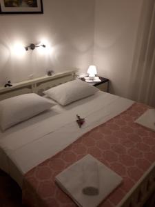 sypialnia z dużym łóżkiem z dwoma krzyżykami w obiekcie Apartment Stipe w Splicie