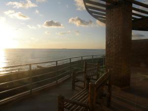 balcón con 2 bancos y vistas al océano en Apartments near the Sea, en Ureki