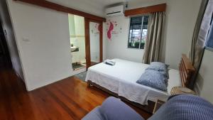 Un dormitorio pequeño con una cama y una ventana. en Loverly Three Bedroom Rental Pool Outdoor Area Upper, en Suva 7 fotos más