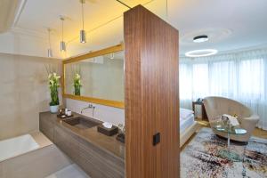 łazienka z wanną, toaletą i umywalką w obiekcie Hotel Maximilian - Stadthaus Penz w mieście Innsbruck +37 zdjęć