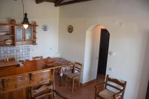 - une cuisine et une salle à manger avec une table et des chaises dans l'établissement erofili apartments, à Kalamos
