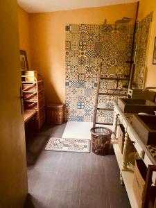 a room with a wall covered in tiles at Les jardins de Phidji avec entrée autonome climatisation neuve et parking privé in Buzet-sur-Tarn