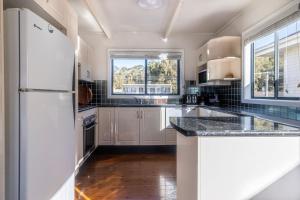 Kuchyň nebo kuchyňský kout v ubytování Waterfront on Cater