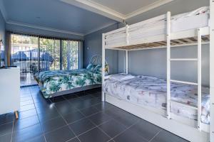 Postel nebo postele na pokoji v ubytování Waterfront on Cater