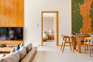 TV a/nebo společenská místnost v ubytování Tropical Family Pool Villa - Bang Tao + 34 fotografií