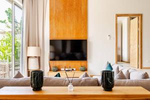 TV a/nebo společenská místnost v ubytování Tropical Family Pool Villa - Bang Tao