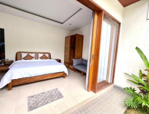 坎古Mahayasa Villa with garden的一间卧室，里面有一张床和一扇窗户。