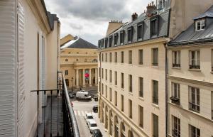 balcone con vista su una strada della città. di Grand Hotel des Balcons a Parigi